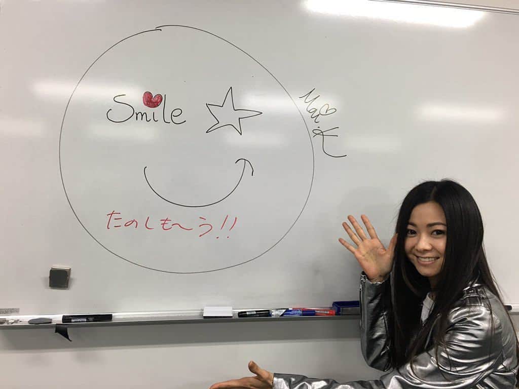 倉木麻衣のインスタグラム：「感動😭✨ありがとうございます‼️ イオンモール福岡イーストコートさんにて☆ 全国各地、集まって下さりありがとうございます☺️♫ 感謝✨  今日は、なんと‼️ あっと言う間にスマイル☺︎イベント！  Final‼️✨👀 ラゾーナ川崎さんにて☺️ START 13:00〜 17:00〜  思いっきり、楽しんで、lelele..let's go☺️♫ ✨💥📱🎤✊🏻‼️😊🙏✨ この瞬間を、  ご一緒に☺️ ENJOY !☆☆☆☆☆！ See you soon ♫😆 L♡VE & Peace✨ by Mai.K☆★☺︎」