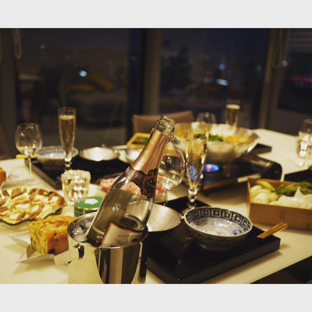 小川淳子さんのインスタグラム写真 - (小川淳子Instagram)「今夜は 我が家で飲み会 🏡 🕵️😎🕵️😎🕵️♡ 沢山の🍷wineを 飲み比べするみたいです♡  #myhome #家ご飯」2月19日 19時29分 - junkoogawa1225