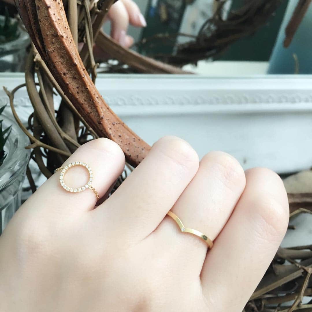 アーカーさんのインスタグラム写真 - (アーカーInstagram)「. ダイアの輝きが弧を描く、ジオメトリックな美しさが際立つティナサークルチェーンリング＆斜めから見るとSweetなハートが隠れているブラッシュハートリング💗💗💗 . #AHKAH #jewelry #ring #diamondring #tina #circle #heart #アーカー」2月19日 21時57分 - ahkah_official