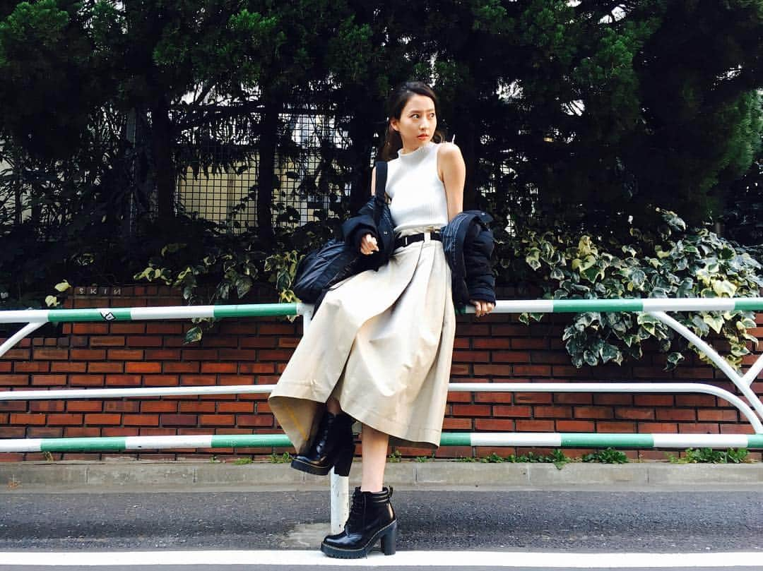 河北麻友子さんのインスタグラム写真 - (河北麻友子Instagram)「FASHION TOP&SKIRT: Aula DOWN JACKET: Murua BOOTS: Dr. Martens BAG: Alexander Wang×H&M #FASHION #OOTD #麻友コーデ」2月19日 22時07分 - mayukokawakitaofficial