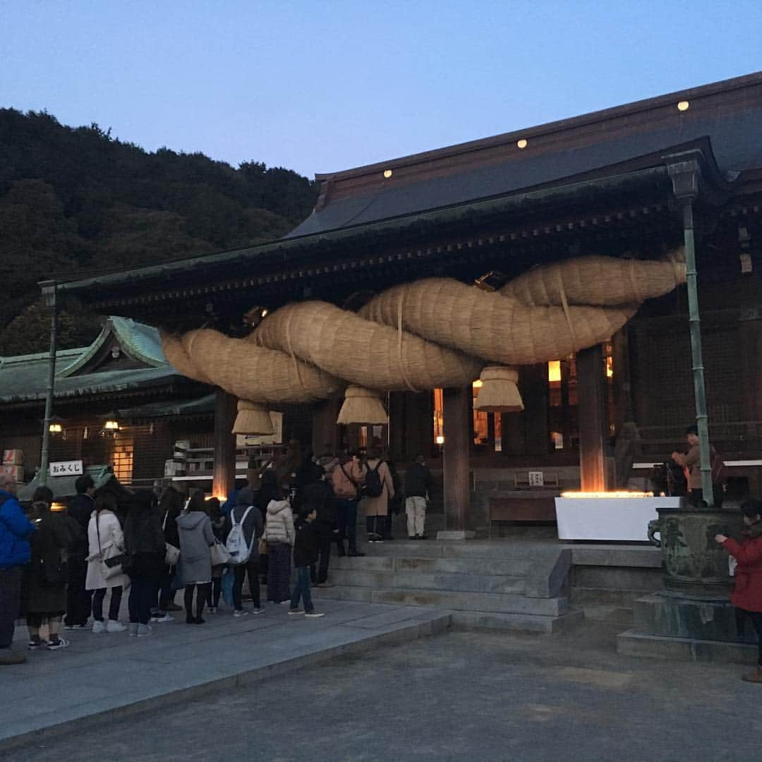 岡安弥生さんのインスタグラム写真 - (岡安弥生Instagram)「宮地嶽神社。祈祷する方たちが、長い列を作っています。日本一の注連縄が、迫力です。 #宮地嶽神社##しめなわ#祈祷#行列#大きい#迫力#厳か#shrine #miyajidakeshrine #Shimenawa#pray」2月20日 0時44分 - yayoin3