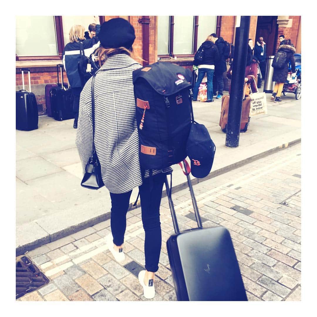エマ・ワトソンのインスタグラム：「About to set off on day one of the @beautyandthebeast press tour with Team Watson... Hello Paris! Bonjour! I've started a new Instagram called @the_press_tour so you can follow our journey. I hope you enjoy seeing what goes on behind the scenes. It takes a village! Love, Emma」