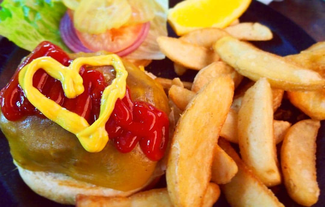 相沢梨紗さんのインスタグラム写真 - (相沢梨紗Instagram)「Jeff's Pirates Cove 🍔✨✨✨ . 海賊さんがやってるハンバーガー屋さん☠️✨✨✨ . . . #jeffspiratescove #ジェフズパイレーツコーヴ #guam #guam🇬🇺 #グアム #南国 #☀️ #🍉 #👙 #🏝#⛱ #happy #sightseeing #sea #🍔 #hamburger #yummy #ハンバーガー #friedpotatoes #potato #🍟 #😋 #pirates #hamburgershop」2月20日 11時06分 - risacheeese
