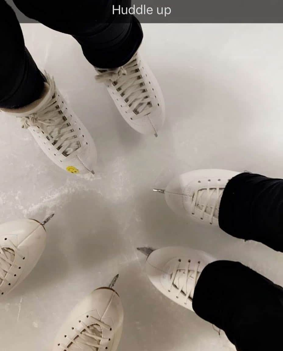 エミリー・ヒューズのインスタグラム：「Figure skating version of a huddle #figureskating #KindOfATeamSport #huddle」