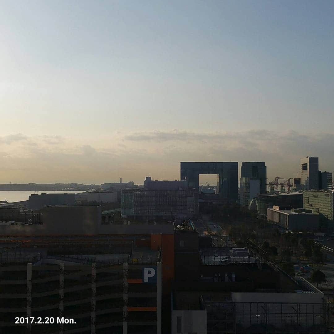 フジテレビ「とくダネ！」のインスタグラム：「お台場の空はうっすら朝焼けが残ってました #2月20日 #月曜日 #おはようございます #朝のごあいさつ #2017 #2月 #空 #空模様 #お台場 #お天気 #天気 #とくダネ #tokudane #フジテレビ 170220」