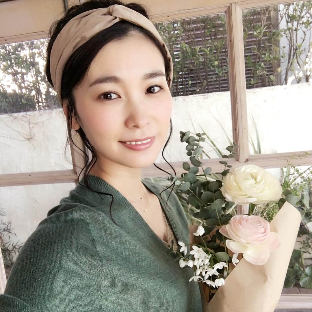 永瀬かおるさんのインスタグラム写真 - (永瀬かおるInstagram)「お花屋さんで撮影用の花束をお願いしたら、お花の好みが合いすぎて通いつめたいくらい♡(❁´◡`❁)*✲ﾟ*♡ #nagase_kaoru #nmtinc. #model #fashion #flower #shooting #photography #organic #永瀬かおる #作品撮り #サクドリ #花束 #お花 #お花屋さん #出会い #新宿の地下のお花屋さん #たどりつけるかな」2月20日 15時42分 - nagase_kaoru