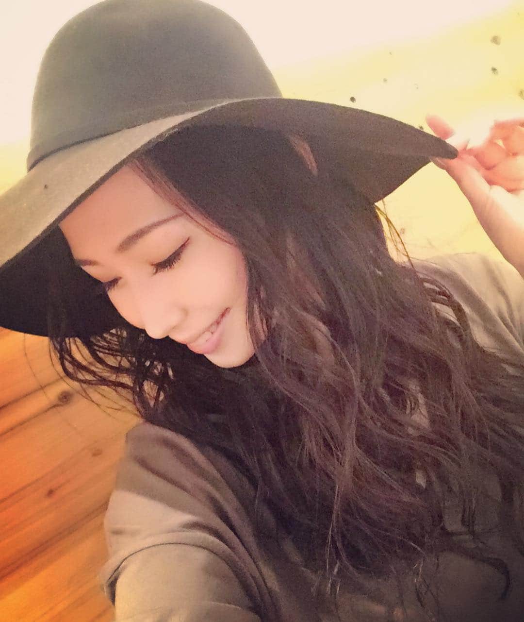 佐山愛のインスタグラム：「お帽子のプレゼントもらった！ 由士 @yushi0806o ありがとう❤️ しかも、#エロ社長秘書ふみえ氏 と 色違いのお揃いとか！！ 嬉しすぎるぅぅぅぅ！！！！」