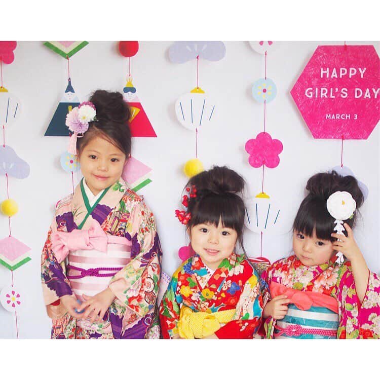 Yukiさんのインスタグラム写真 - (YukiInstagram)「@gracocoryoko  さんのひな祭りシリーズが可愛すぎて、まだひな人形を飾れてない我が家ですが、ひな祭り気分🎎を味わえました(o^^o)💕w  今年は  @kimono.girls  キモノガール さんのとってもかわいいお着物も着せていただきました。  着付け×3人分はすこし大変だったけど、娘ちゃんたちも喜んでくれて、華やかになってよかったかな🤗💕 じつは旦那さんの📱の待受もグラこころさんのひな祭りシリーズ(o^^o) 家族みんなで気に入ってます(^^) ひなまつりシリーズの最終受付されてるそうなので気になっている方はチェックしてみてくださいね🤗💕 #ひなまつり #グラこころのひなまつり #キモノガール #esseonlineひなまつり」2月20日 22時09分 - yukikuu96