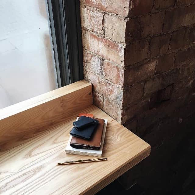 AUS発セレクトショップANELANALUのインスタグラム：「bellroy photo♪  #スマホケース #キーケース #iphonecase #ベルロイ財布 #財布 #ブランド #人気 #革製品 #革財布 #小物 #革小物 #お洒落 #おしゃれ #オシャレ #お洒落さんと繋がりたい #フォロー #フォローミー #フォロミー #フォロバ #ビジネスマン #ユニセックス」