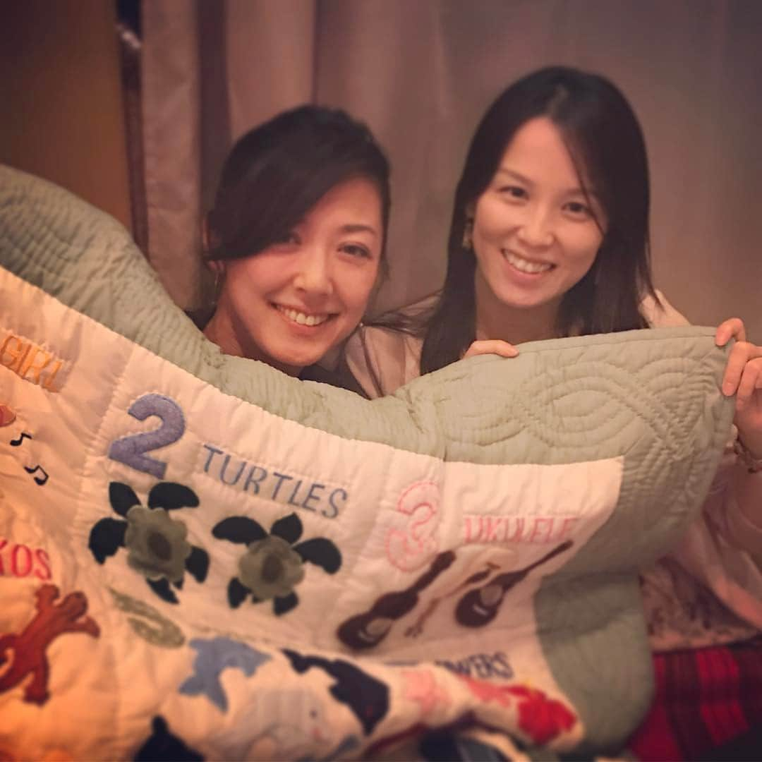 内藤聡子さんのインスタグラム写真 - (内藤聡子Instagram)「久々のおかわり2人組！ 間も無く出産を控えた彼女にハワイアンキルトのベビーマットを買ってきました！  #ザおかわりシスターズ  #hawaiianquilt  #babymatt」2月20日 23時29分 - naitosatoko