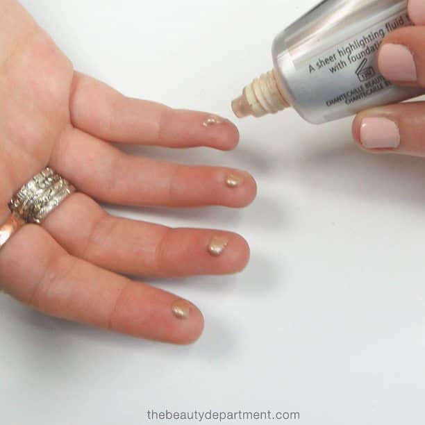 The Beauty Departmentのインスタグラム：「We're sharing our favorite strobing secret today for the perfect, not overdone, highlight! (Tutorial by @amynadinemakeup, link in bio!)」