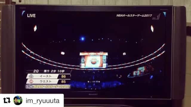 高橋みゆきのインスタグラム：「寝る前にこれ見ちゃったもんだから…そりゃ寝れなかった〜😍いつ見てもやっぱアレン最高💕現役の時の神🙏 #Repost @im_ryuuuta  レジェンド現る♡ 高校ん時、部屋にアイバーソンのポスター貼ってたなー #AllenIverson #TheAnswer」