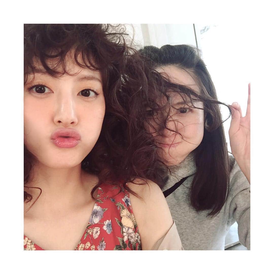 佐藤ありさのインスタグラム：「今日の髪はくるんくるん🤗 #more #ヘアメイク野口由佳さんの力作」