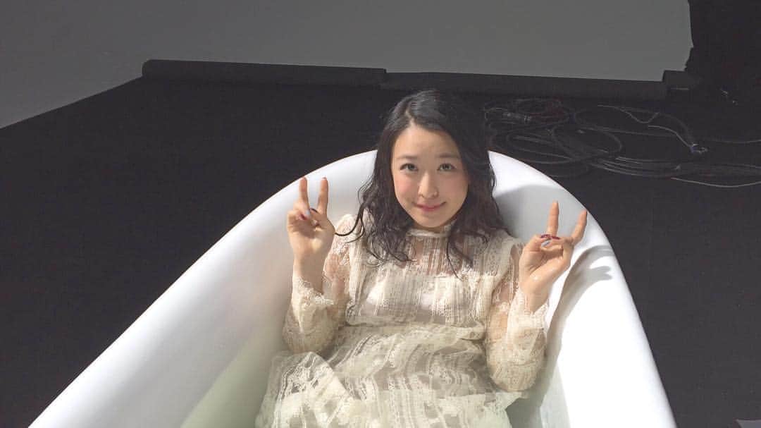 中江友梨さんのインスタグラム写真 - (中江友梨Instagram)「お風呂は服着たまま入っちゃいけませんよ~(^^) 風邪引いちゃうかんね~🛁 #tgsjp #0301predawnリリース #オフショット#🛁」2月21日 13時18分 - yuri_tokyogirlsstyle