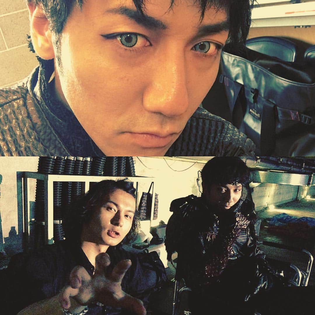 弓削智久のインスタグラム：「「絶狼〈ZERO〉-DRAGON BLOOD」第7話『双剣』個人的にも好きな話で何回かリピートして観ました。オフショット載せます。もうずいぶん前だなこの写真は。まだ未視聴の方、物語だけ楽しみたい方はスルーしていただけたらと思います！ エデルの目はこんな感じです。 玲君との生身での殺陣は燃えました。涼邑零の立ち回りは速いからな😅⚔ 終わった後はこうして息を整えたり涼んだりしてました。 #絶狼 #zero #牙狼 #garo #藤田玲 #弓削智久」