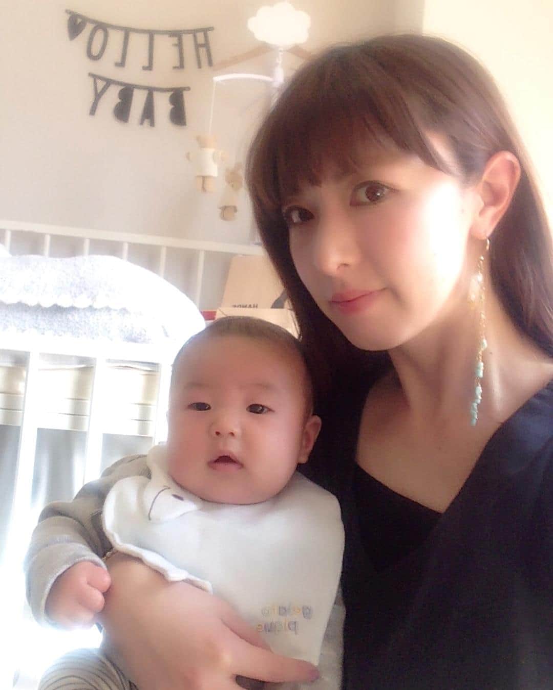 鳥居千春のインスタグラム：「今日はちさbabyに会いに💕💕 毎月恒例のご飯会も兼ねて😊今回はすき焼き➕シーフードサラダ🍴 満足な休日でした😍 #baby#boy#ご飯会#lunch#lunchtime#holiday#instagood#instababy#instapic」