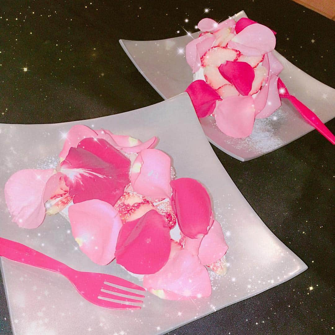 さきぼんさんのインスタグラム写真 - (さきぼんInstagram)「昨日のお花のケーキ、撮り終わったら店員さんが綺麗に切ってくれてそれはそれでまたプリティでした🤤💕 いちごたっぷり * #ヴァードウィーク #栄 #名古屋 #名古屋旅行 #pink  #サプライズ #surprise  #さきぼんカフェ巡り #さきぼん旅行 #さきぼんサプライズ #さきぼんバースデー👑💗」2月21日 19時35分 - sakibon69