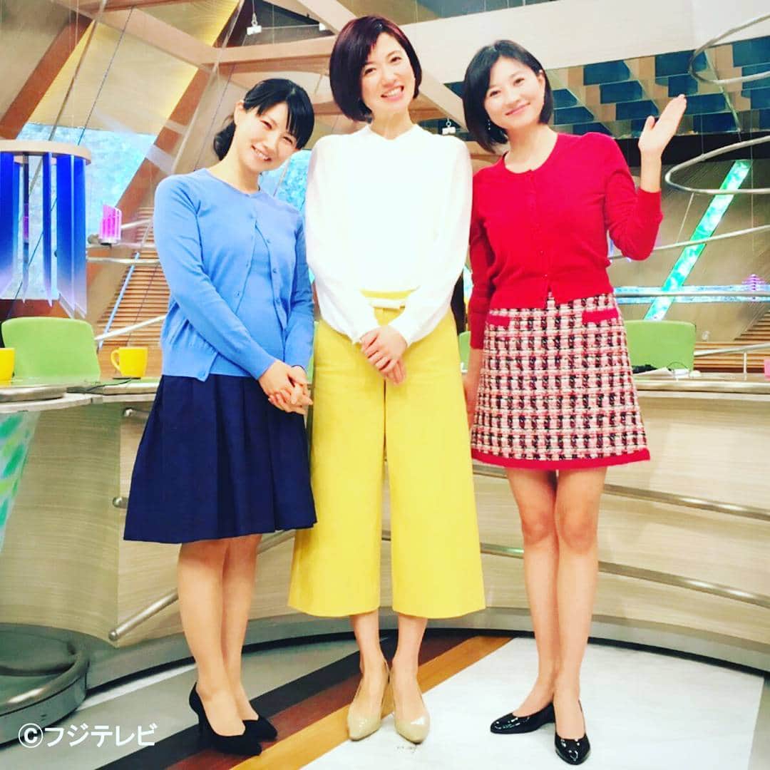 フジテレビ「とくダネ！」のインスタグラム：「今日は中江さんの青いアンサンブルニット、梅津さんの白いブラウス、菊川さんの赤いカーディガンでトリコロール3姉妹♪ 下は青系のスカートと黄色いガウチョと赤いツイードのミニで信号機カラーのシグナル3姉妹 #菊川怜 #中江有里 #梅津弥英子 #とくダネコーデ #どんなセリフが合うでしょう #アンサンブルニット #ブルー #oldengland #ガウチョパンツ #イエロー #ツイード #カシミア #とくダネ大喜利 #ファッション #コーディネート #今日のコーデ #コーデ #大喜利 #2017 #2月21日 #火曜日 #とくダネ #tokudane #fujitv 170221」