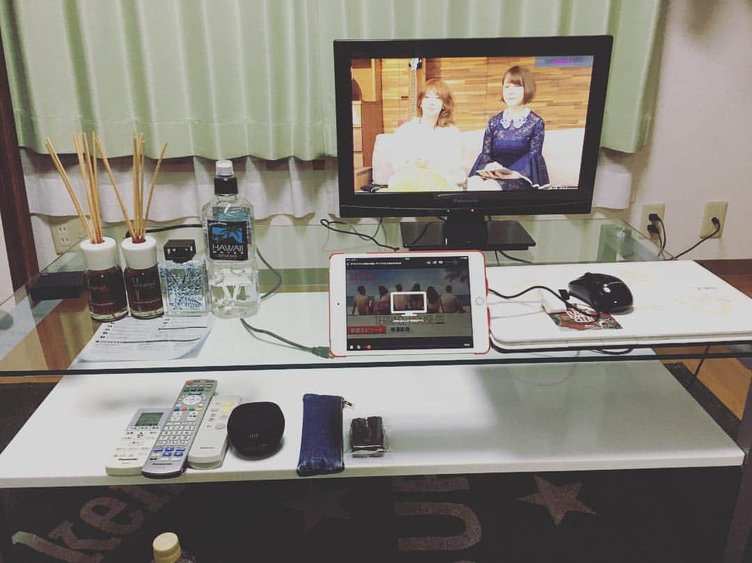 伊賀亮平のインスタグラム：「いー感じ^ ^iPad とTV繋げるコードひこさんに借りた！TVでテラスハウス！最高！机も届いていい感じ^_^ #Netflix#わっしょい」