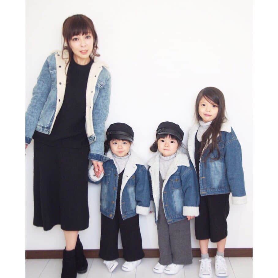 Yukiさんのインスタグラム写真 - (YukiInstagram)「リンクコーデで失礼します。 私まで出てきてすみません。  親子で BASE様のプロモーションに参加中です(o^^o)  三姉妹のリンクコーデはデザインもお値段もかわいい韓国子供服が多いです。  気に入ったお洋服で3人分のおそろい服を探すのはなかなか難しいですが、通販アプリは「BASE」で検索してみるとまとめてお洋服検索もできるのでとっても便利^_^  三姉妹ちゃんのサロペット、デニムボアジャケットは mydays0908 さんのものです。  この投稿を見てくれた方に初回購入限定クーポンをプレゼント！ 購入時に「instars2017」って入力すると使えます！ 気になる方は @baseec からアプリをインストールしてみてくださいね(^^) 他にもBASEさんで購入したお洋服があるので届いたらまたpostさせてください。  #baseec #三姉妹ママ」2月21日 21時57分 - yukikuu96