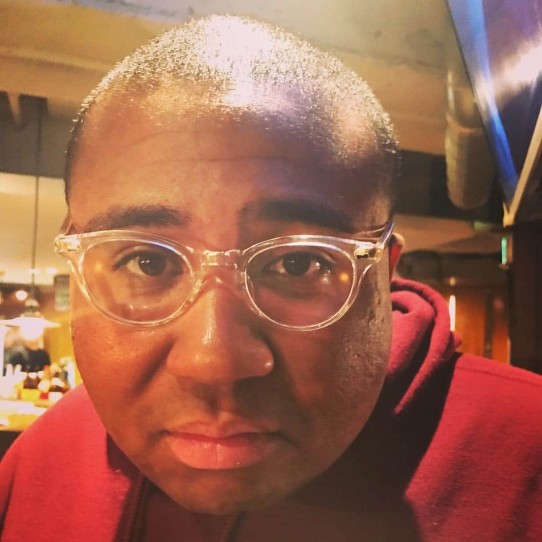 アントニーのインスタグラム：「自分で言うのもなんだけど腹立つ顔してる  #アントニー  #腹立つ #透明眼鏡」