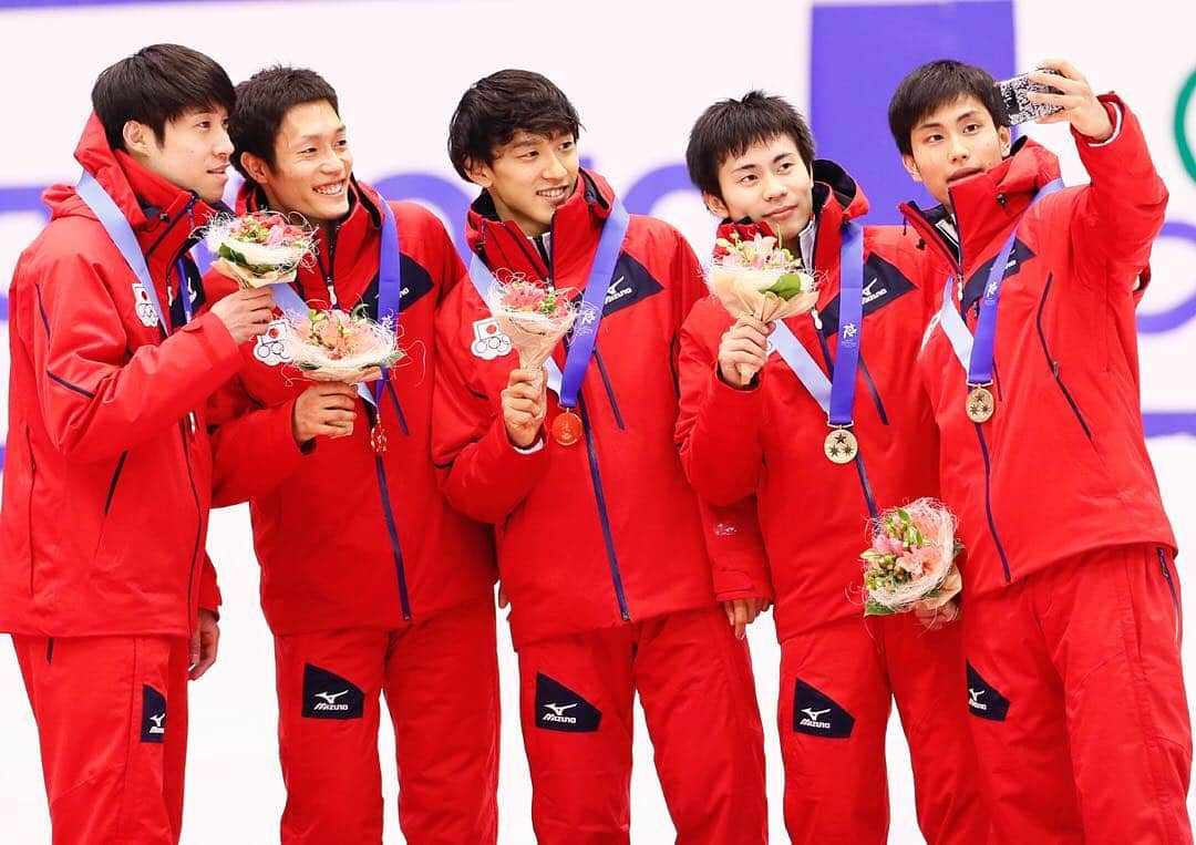 日本オリンピック委員会さんのインスタグラム写真 - (日本オリンピック委員会Instagram)「【 #札幌冬季アジア大会 第4日】ショートトラック男子5000mリレーで銅メダルを獲得。表彰台でセルフィー撮影中の日本チームです。 . #Sapporo2017 DAY4 - Short Track Speed Skating: Men 5000m Relay Team Japan won a bronze medal.Congrats! photo:AFLOSPORTS Feb.22 . #selfie #渡邊啓太 #坂爪亮介 #横山大希 #吉永一貴 #村竹崇行 #KeitaWatanabe #RyosukeSakazume #HirokiYokoyama #KazukiYoshinaga #TakayukiMuratake #札幌 #帯広 #がんばれニッポン #スケート #ショートトラック #AsianWinterGames #ShortTrack  #TEAMNIPPON #japaneseolympiccommittee #Sapporo #Obihiro #Japan」2月22日 20時26分 - teamjapanjoc