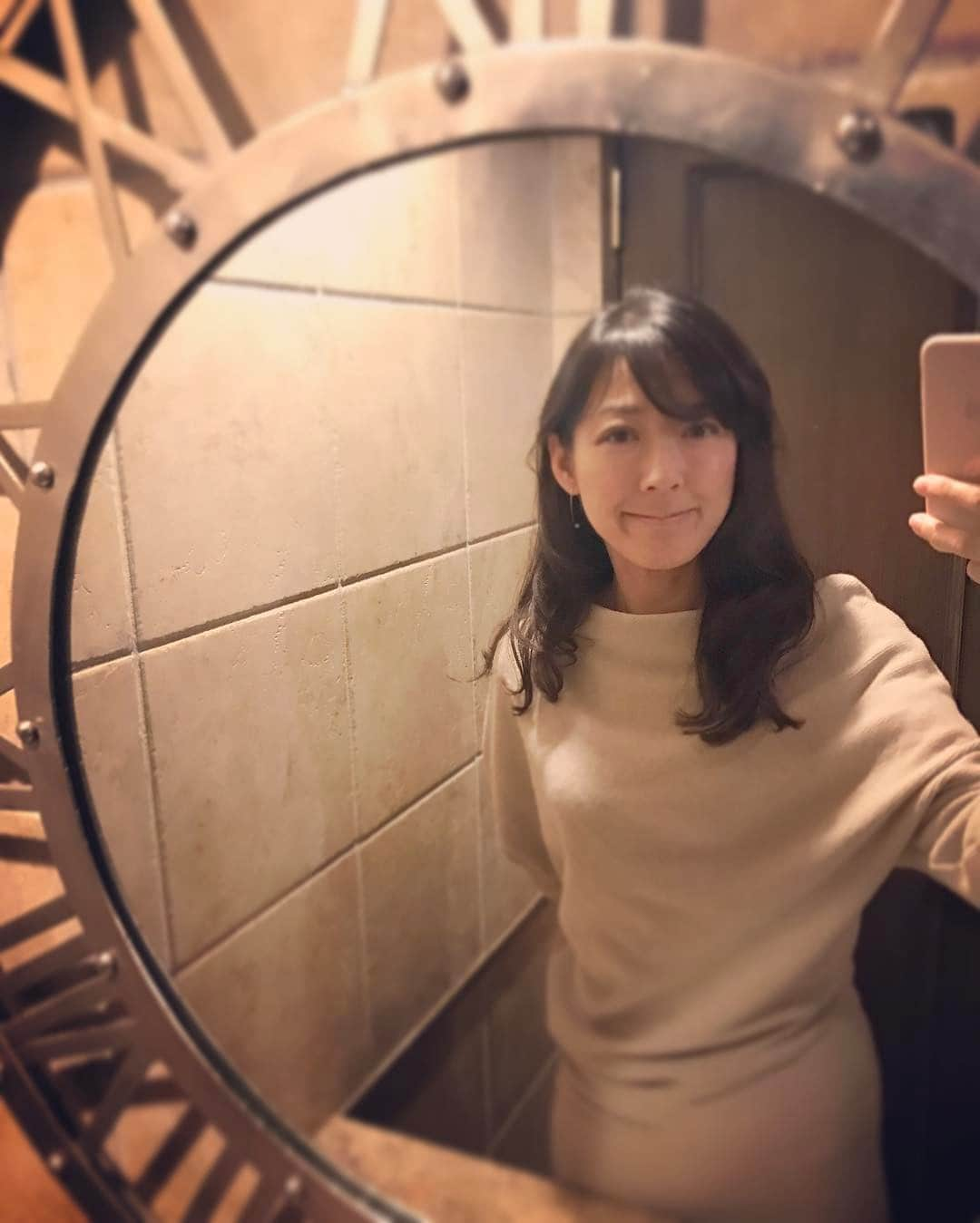 内藤聡子のインスタグラム：「伸びきった髪をようやく切れました。anan発売でーす。よろしかったら是非❗️」