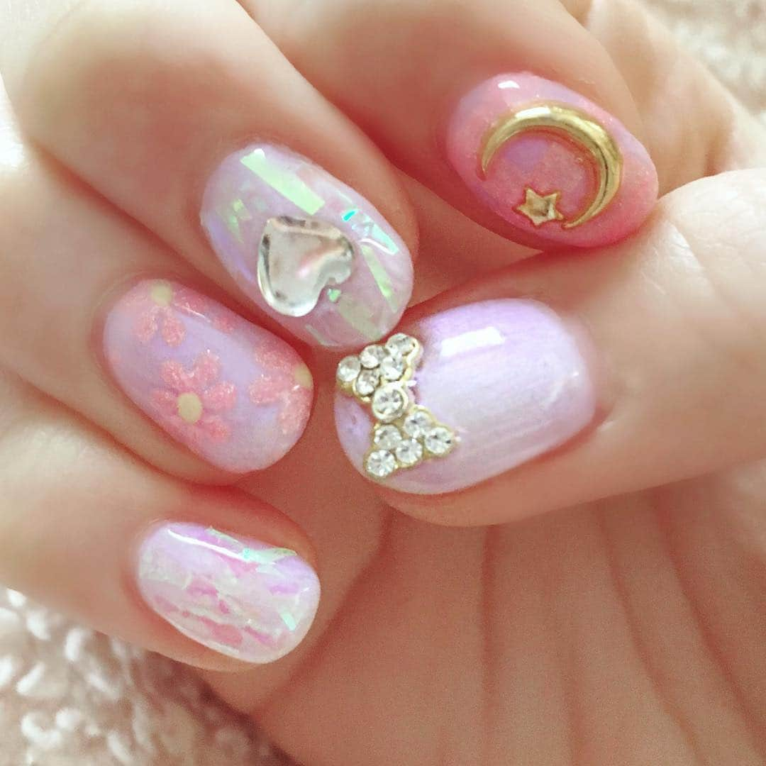 宮下まゆかさんのインスタグラム写真 - (宮下まゆかInstagram)「いまのやつ、きらきら春◎  #ネイル #nail #nailart #オーロラネイル #spring #flower」3月23日 14時54分 - miyashitamayuka