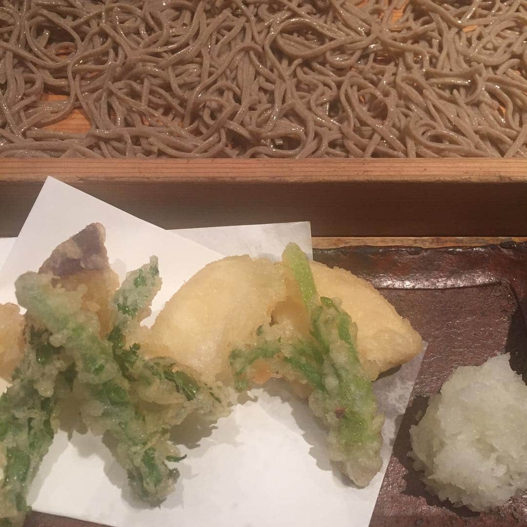 佐伯紅緒さんのインスタグラム写真 - (佐伯紅緒Instagram)「春野菜の天せいろ。東を向いて笑いながら食べるの忘れた。」3月23日 17時10分 - beniosaeki