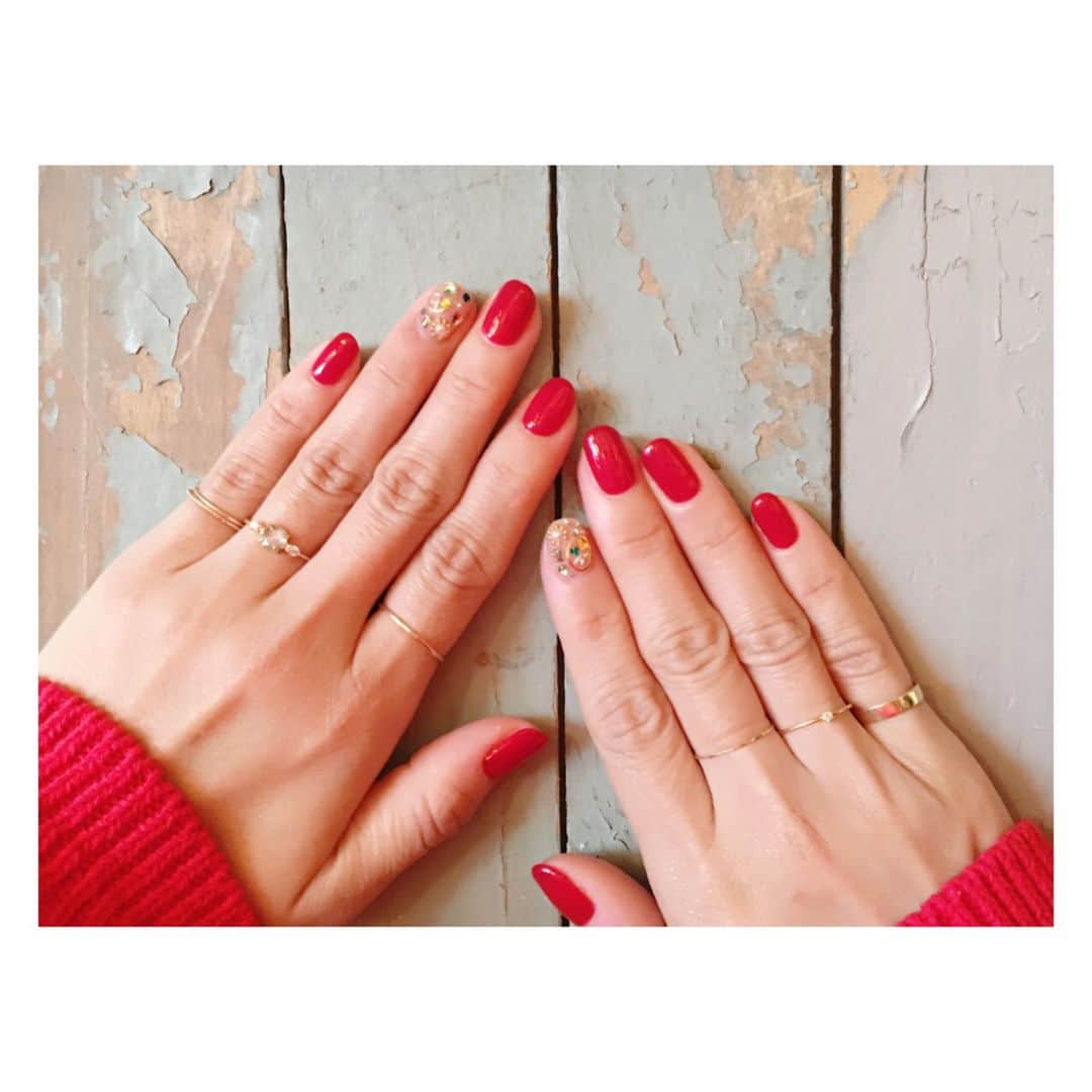 のインスタグラム：「これがわたしの✨ブライダルネイル💅 （アナザースカイのリズムで👯） 前撮り用は遊び心たっぷりに❤️✨💎 白いドレスに赤いネイル❣️イメージ通り❣️ #ゆきりんありがとう#配置が神 #赤ネイル#キラキラネイル#ビジューネイル #ブライダルネイル#キラキラ#ビジュー#アクセサリーネイル #pop#rednails#bijounail#fraisier_nail#newnails#💅」