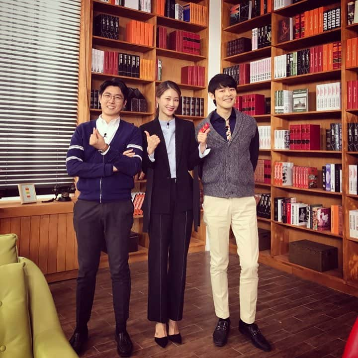 イ・ヒョニさんのインスタグラム写真 - (イ・ヒョニInstagram)「어머님들!!!! #오늘저녁 #7시20분 #tvn #빨간의자에 #공신#강성태#남아미술연구소#최민준 두 분이 함께 출연합니다!!! #본방사수 #필수 #어머이건꼭봐야해 📺👍🏻 -  육아,교육 고민 많은 어머님들 #tvn#빨간의자 보시고 고민해결 하세요 🙏🏻 #본방사수이벤트 도 한대요~ #본방사수인증샷을 업로드 하시고 #빨간의자이벤트 라고 태그를 달아주세용🤗 -  이벤트 당첨선물은 #공신강성태 #최민준소장 의 친필사인이 담긴 저서입니다~😉」3月23日 18時46分 - lee.hyunyi