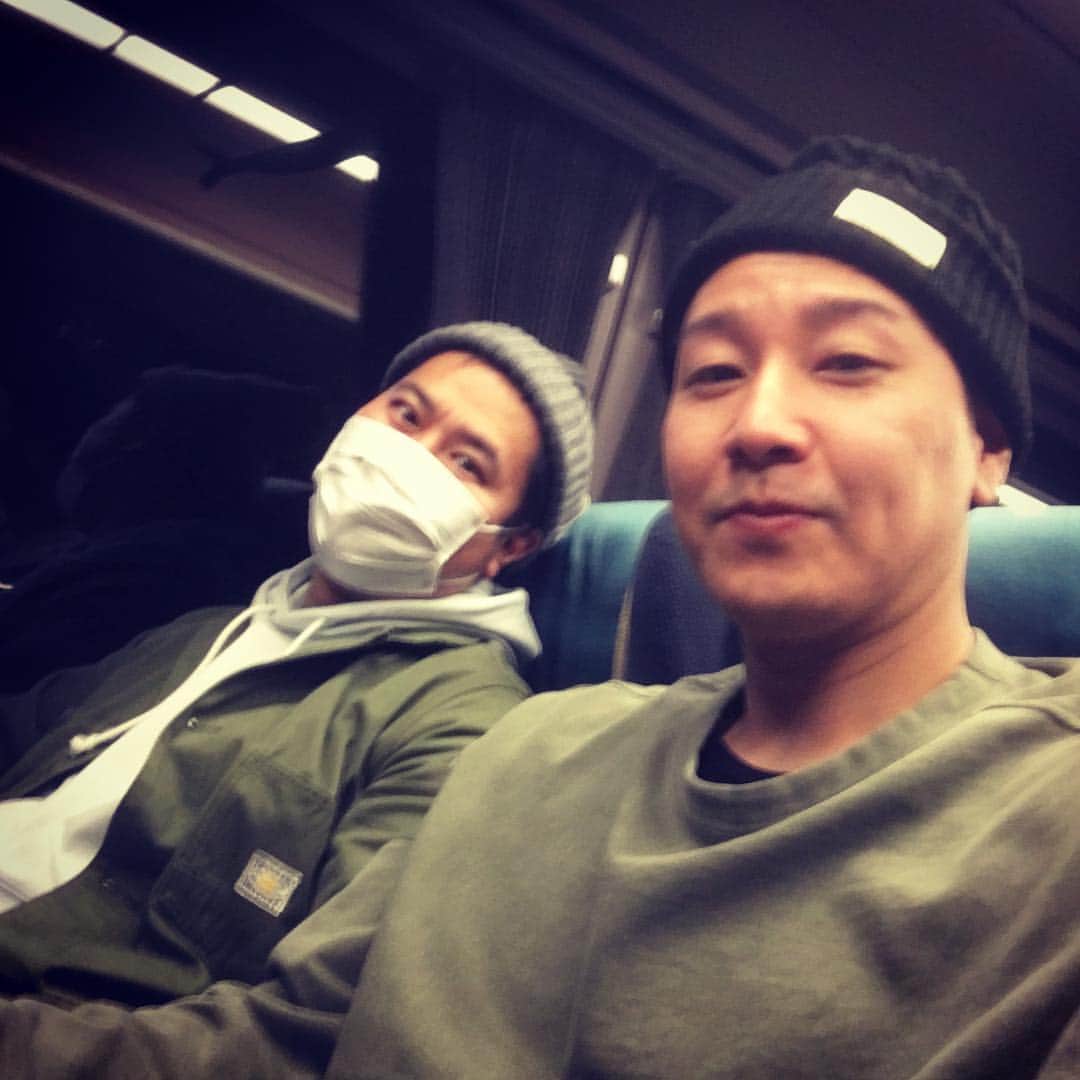 長田庄平のインスタグラム：「有吉の壁収録終わり。 安村さんと小田急で帰っております。 #とにかく頑張った安村さん #とにかく疲れた安村さん #とにかく服被ってる安村さん #有吉の壁 #4月16日23時から #日本テレビ #チョコレートプラネット」