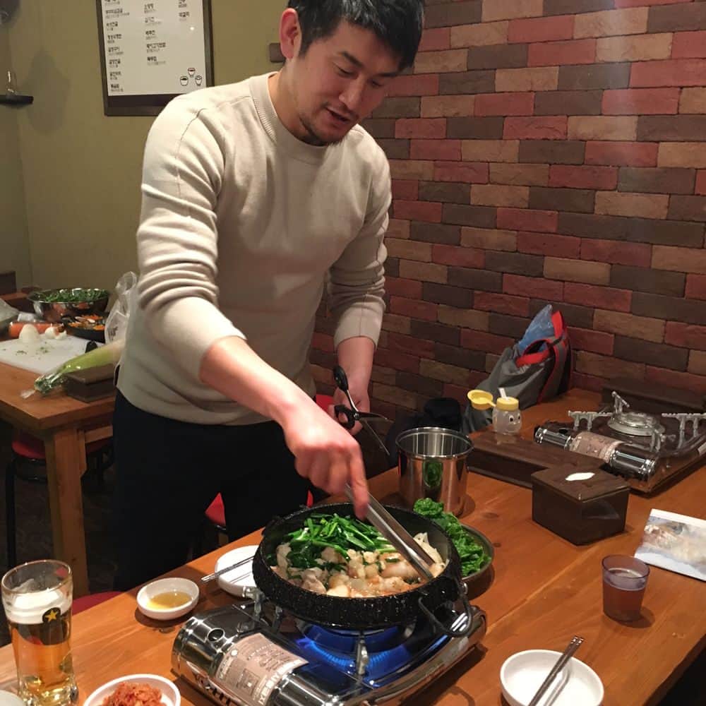 青山有紀さんのインスタグラム写真 - (青山有紀Instagram)「京都に帰ると必ず行く実家的な韓国料理ピニョ食堂さんが、河原町通りのナグネコプテギに続く3店舗目をオープンされます！ 「チャグルチャグル」という店名の韓国鍋屋さん。今日は試食会にお邪魔しました🍻 カリカリぷりぷりのホルモン鉄板焼き、イイダコと豚バラの炒め煮、開城式鍋、ムール貝鍋…どれも美味しかったー！開城式鍋は辛いタレをかけなければ優しい鶏だしなのでお子さんもオッケーだし、ほどよい辛さのタレがまた美味しい😭👍👍👍 今月末オープン予定、場所はナグネコプテギ二階です！ #ピニョ食堂#チャグルチャグル #青山有紀」3月23日 21時54分 - yukiaoya