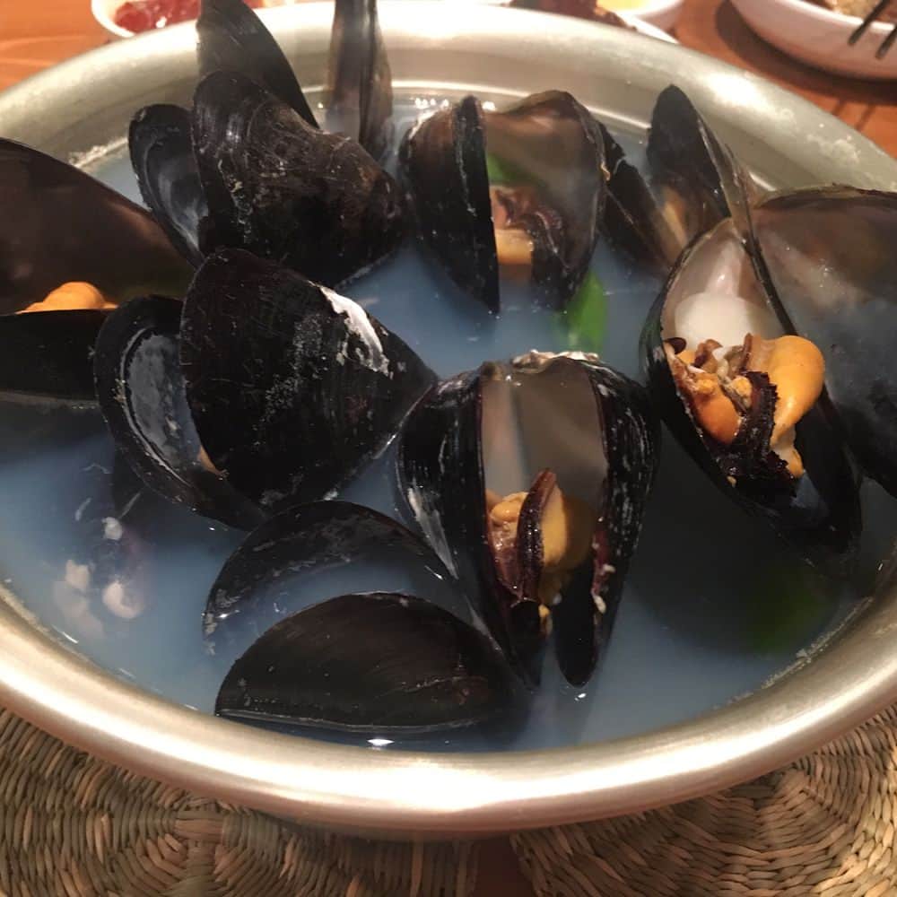 青山有紀さんのインスタグラム写真 - (青山有紀Instagram)「京都に帰ると必ず行く実家的な韓国料理ピニョ食堂さんが、河原町通りのナグネコプテギに続く3店舗目をオープンされます！ 「チャグルチャグル」という店名の韓国鍋屋さん。今日は試食会にお邪魔しました🍻 カリカリぷりぷりのホルモン鉄板焼き、イイダコと豚バラの炒め煮、開城式鍋、ムール貝鍋…どれも美味しかったー！開城式鍋は辛いタレをかけなければ優しい鶏だしなのでお子さんもオッケーだし、ほどよい辛さのタレがまた美味しい😭👍👍👍 今月末オープン予定、場所はナグネコプテギ二階です！ #ピニョ食堂#チャグルチャグル #青山有紀」3月23日 21時54分 - yukiaoya