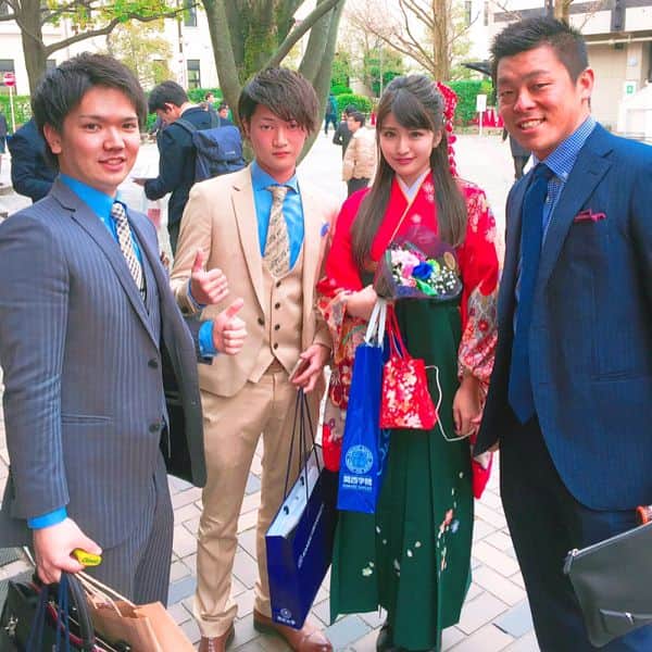 鈴木まりなのインスタグラム：「    関西学院大学 卒業式🌸 ・ 関学生 × 関大生🎓 みんな会えてよかった💖 ・ 関大の友達も 卒業式終わり関学まで駆けつけてくれたり ほんま嬉しかった～☺️✨ お花もありがとう👸🌼💐 ・ 男の子も女の子も 本当にいい友達が出来て良かった❣️ ・ これから全国各地バラバラになるし 進む道も違うけどみんな頑張ってね❤️ ・ みんなエリート候補だから マリナも頑張ります😜👍 ・ ・ ・ #関西学院大学 #関学 #卒業 #大学卒業  #関関戦 #関学生 #関大生  #dj #girlsdj #femeledj #model #djlife」