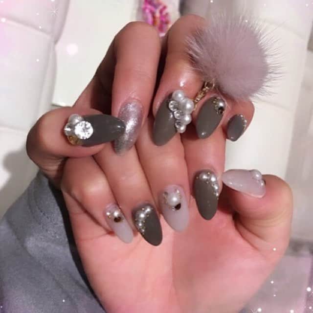 beautのインスタグラム：「【@nailpic.beautより】 カーキとビジューを合わせたシンプル可愛いネイル！ 【プロフィールのURLより最新情報をゲット♡】 #nailpic ・ ・ ・ #nail #naildesign #nails #nailswag #nailart #ネイル #ネイルデザイン #ネイルアート #ネイルサロン #ネイルケア #ネイルピック #ネイルカラー #ネイル検定 #ネイルモデル #ネイルスクール #instafashion #like4like #fashion #coordinate #colorful #japan #japanshop #原宿ネイル #相互フォロー #ootd #fashiongram #fashionista」