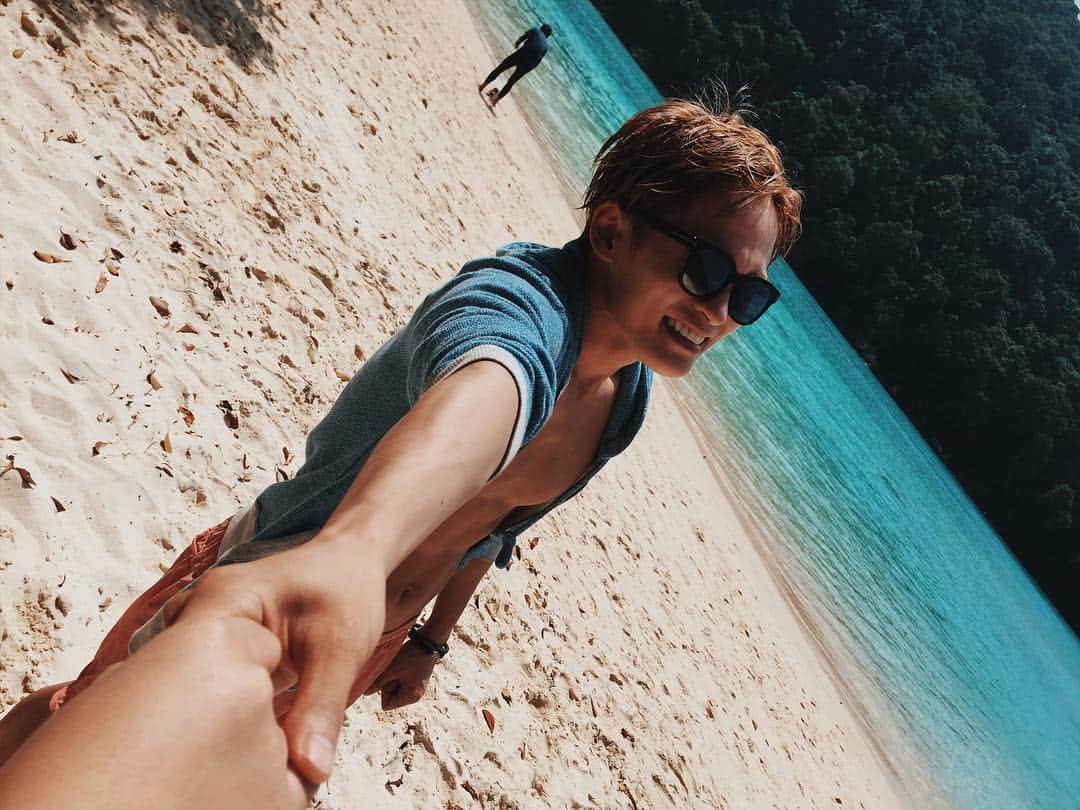 CoLoRのインスタグラム：「どこに連れて行ってくれる？😄☀️😄☀️😄☀️ thx Follow me :) #holdhands  #colorlgbt #bkk  #gaycouple #ゲイカップル #カップル #lgbttravel #surinisland #gay #lesbian #bisexual  #transgender #pansexual#Amazing #Beautiful  #LoveIsLove  #Pride  #LGBT  #ItsOk #ComeOut  #SorryNotSorry #ゲイ #バイ #レズビアン #トランスジェンダー」