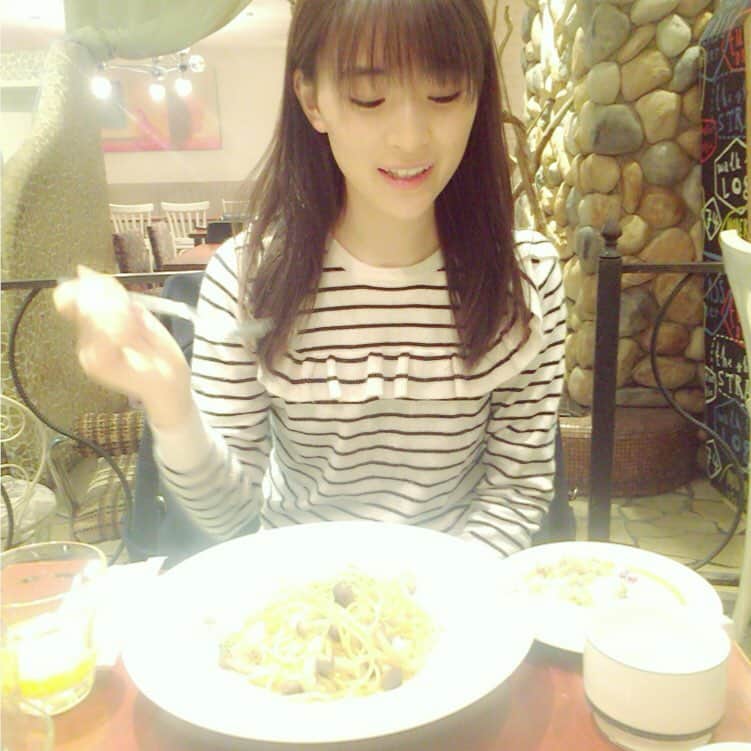 優希美青さんのインスタグラム写真 - (優希美青Instagram)「今日はあの方とご飯食べてきました♡  だーれだ！  #パスタ みえにくい」3月19日 19時50分 - mio_yuki