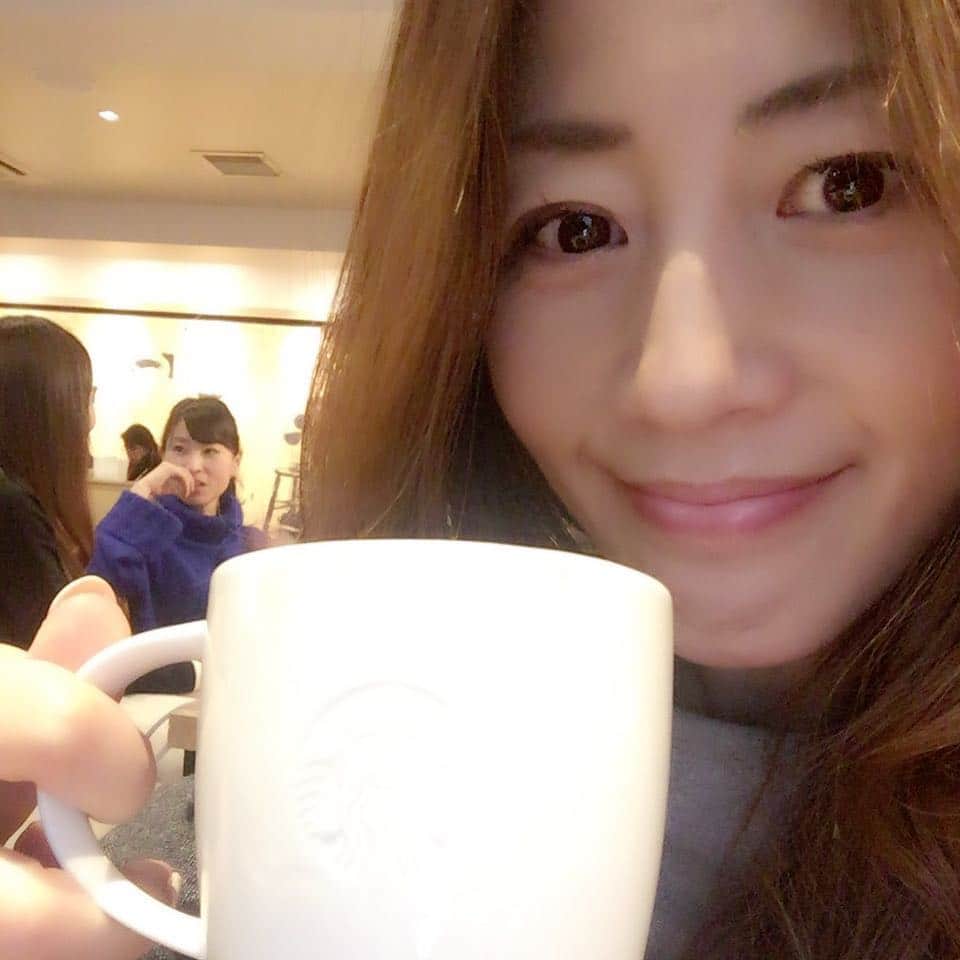 小林美香子のインスタグラム：「スタバでば様と一息。  風邪も昨日ひたすら寝たら楽になったよ。 久しぶりの買い物楽しいなぁ╰(*´︶`*)╯♡」