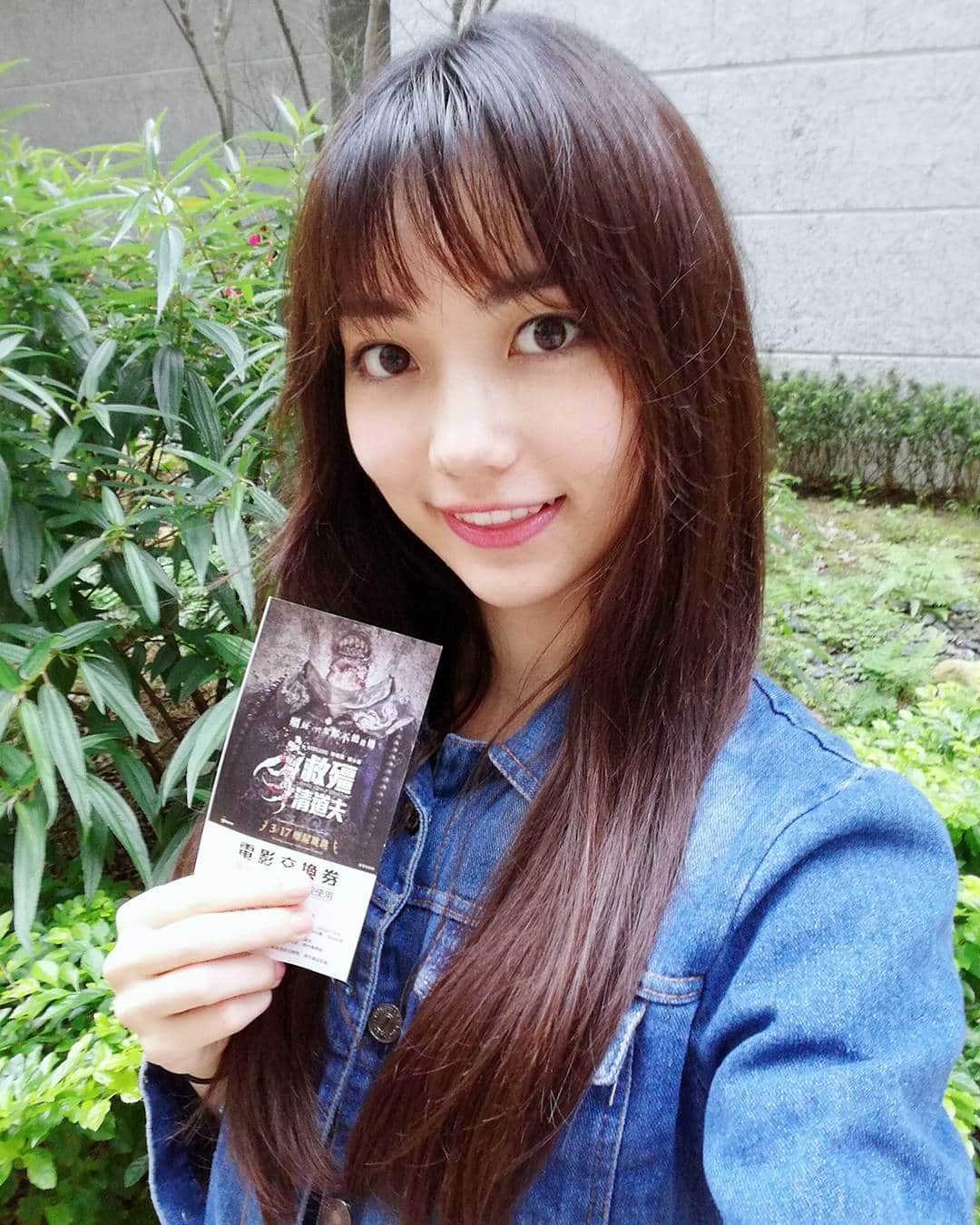 黑嘉嘉（ヘイ・ジャアジャア）さんのインスタグラム写真 - (黑嘉嘉（ヘイ・ジャアジャア）Instagram)「今天和姐姐一起去看電影救殭清道夫，本來以為會很可怕，沒想到這麼好笑～ @minchen333 真的是史上最可愛的殭屍❤❤」3月19日 22時03分 - jiajia94526