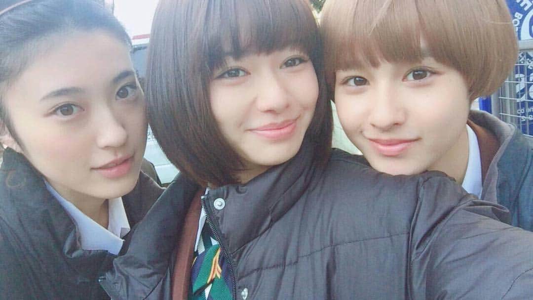 映画「ひるなかの流星」のインスタグラム：「‪#ひるなかアルバム‬ ‪今日の1枚はこちら☝️ ‪「しぇりーと私、何か似てる(笑)」 by #山本舞香‬ ‪明日は #永野芽郁 ちゃんです📸‬ ‪#ひるなかの流星 #3月24日公開‬ ‪#小山莉奈 #大幡しえり‬」