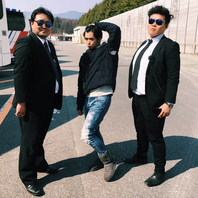 千葉雄大のインスタグラム：「28歳誕生日イベントやりました。来てくれた方、ありがとう。来られなかった方、次は会えますように。写真はぼくのwith B。ぼくのブルゾンの脇が開いてるのは破れたのではなくおしゃれだから。」