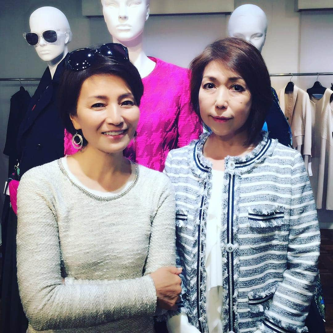 仁科亜季子さんのインスタグラム写真 - (仁科亜季子Instagram)「リツコ  シラハマさんの 秋冬展示会に行って来ました！😊 リツコさんと新作の前で📷✨✨」3月20日 12時46分 - akiko.nishina