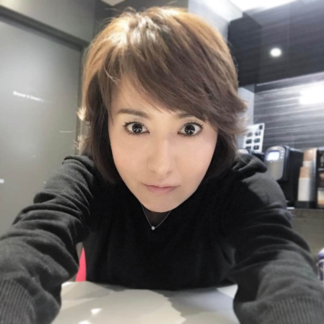 藤森香衣さんのインスタグラム写真 - (藤森香衣Instagram)「今日も「メンズ感」が漂う、俺😂  なんで何だろう… ・ 14時から、QVCにて 織香 @orikagram ちゃんの「ユラリ」、 ・ 15時から、私の「PLAYERS」の放送です。 ・ #qvcjapan #mybrand #2017ss #bag #tricottmuge #モデル #プロデュース  #セレビスタ #トリコットミュゲ #バッグ #旅行 #新生活  #春夏 #新作 #軽い #キレイめカジュアル #playersjiyugaoka  #プレイヤーズ自由が丘」3月20日 13時39分 - kaefujimori