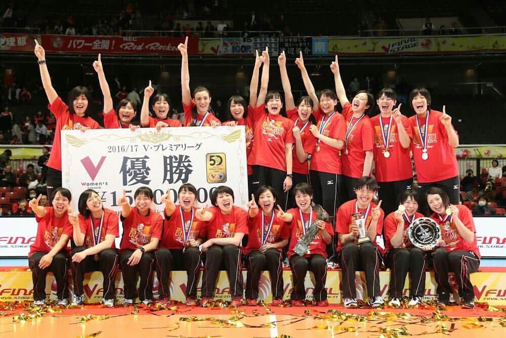 大野果奈のインスタグラム：「2016/17Vプレミアリーグ、  苦しいこともあったけど選手、スタッフ、応援してくれた方々みんなで掴み取った日本一。  たくさんの応援ありがとうございました♡  これからもよろしくお願いします！  みんな大好き❤️」