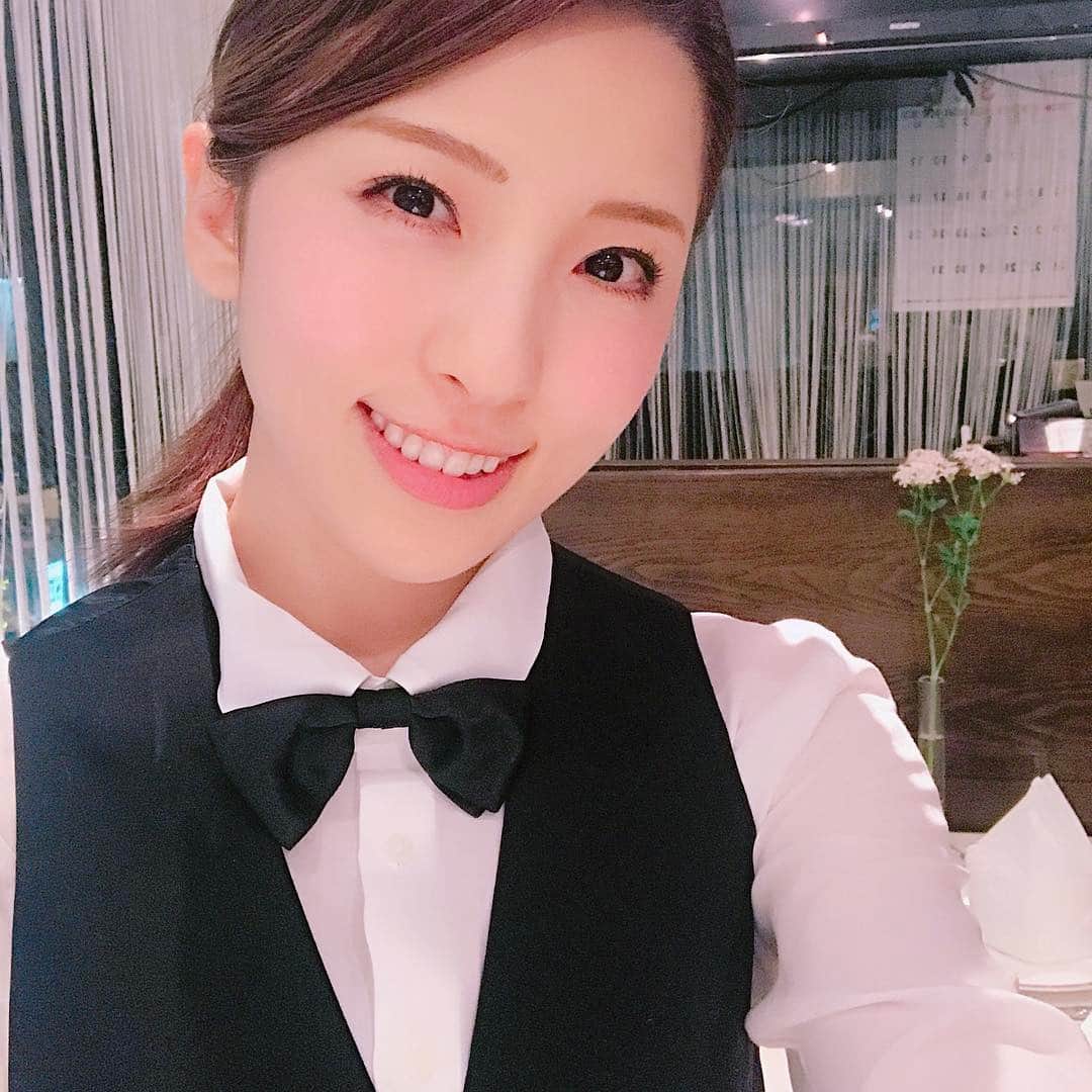 松井絵里奈さんのインスタグラム写真 - (松井絵里奈Instagram)「蝶ネクタイ♡ ドジなウェイトレスの役を 演じさせていただきました。 ドジでマヌケだとしても… 上司にこんな風に激励されたら嬉しいな♪ 何事も言い方が大切✨ ＊ 2017年3月21日(火)  22時54分～ 天才たちの日常―世界を動かすルーティーン― ＊ 今回の内容 【二宮尊徳　篇】 ＊ お楽しみに♡ #天才たちの日常 #ウェイトレス #蝶ネクタイ #松井絵里奈  #天才たちの日常の曲がいい」3月20日 21時50分 - erina74xx