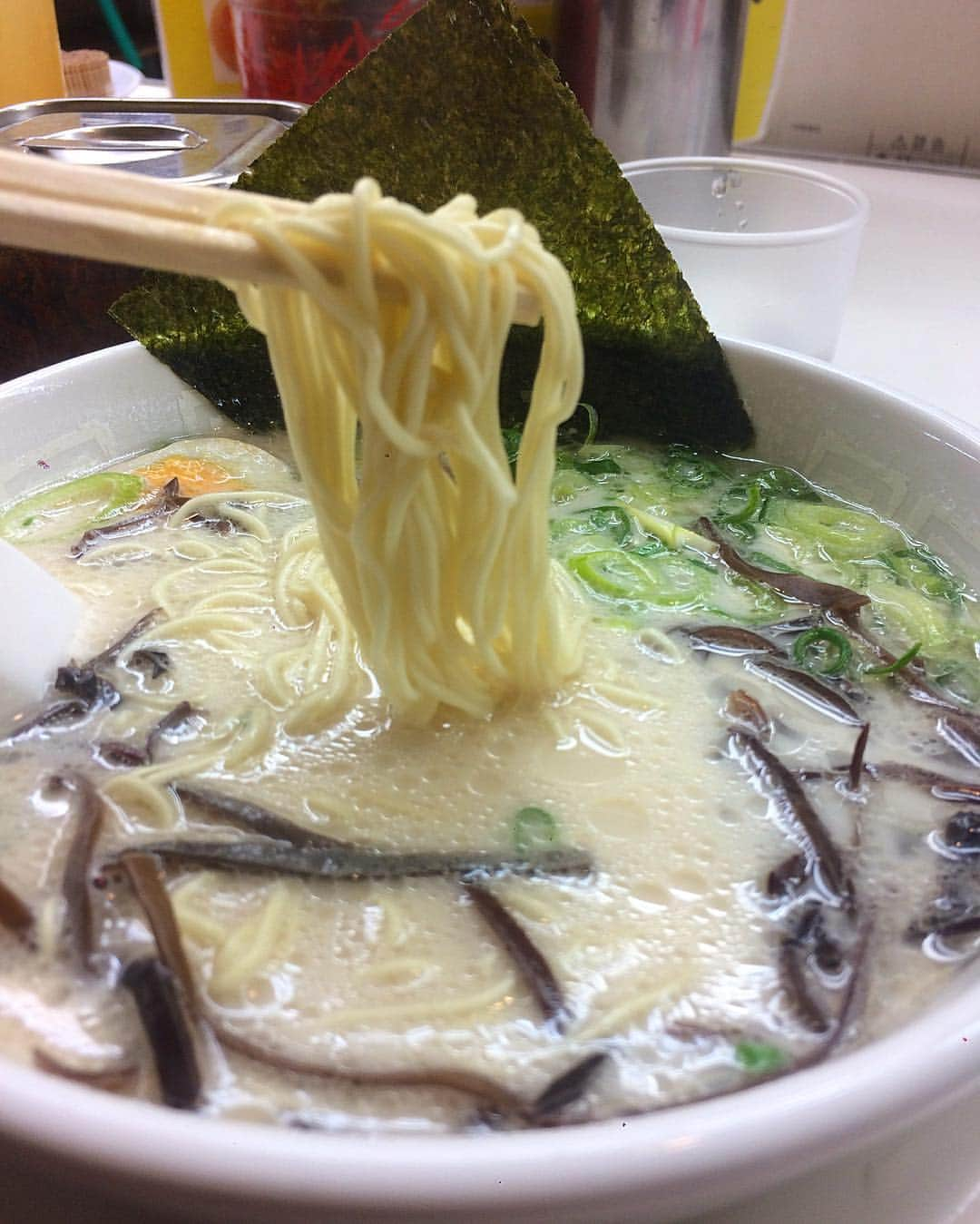 亀田興毅さんのインスタグラム写真 - (亀田興毅Instagram)「深夜にラーメン… #ラーメン #博多天神 #渋谷 #現役時代では考えられない #たまにはいいか #替え玉無料 #無料に弱い #食べてしまった #さあ寝るとしよう」3月21日 1時13分 - kokikameda