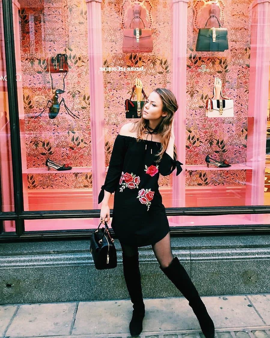 LOOKBOOKさんのインスタグラム写真 - (LOOKBOOKInstagram)「"this must be some kind of magnet love" by @katekatrina from #London #UnitedKingdom "lets just walk around and fall in love with window displays because thats just easier than falling in love with people" More details: lookbook.nu/user/192987 #casual #chic #elegant #lookbook #ootd #stylecommunity」3月21日 1時52分 - lookbook