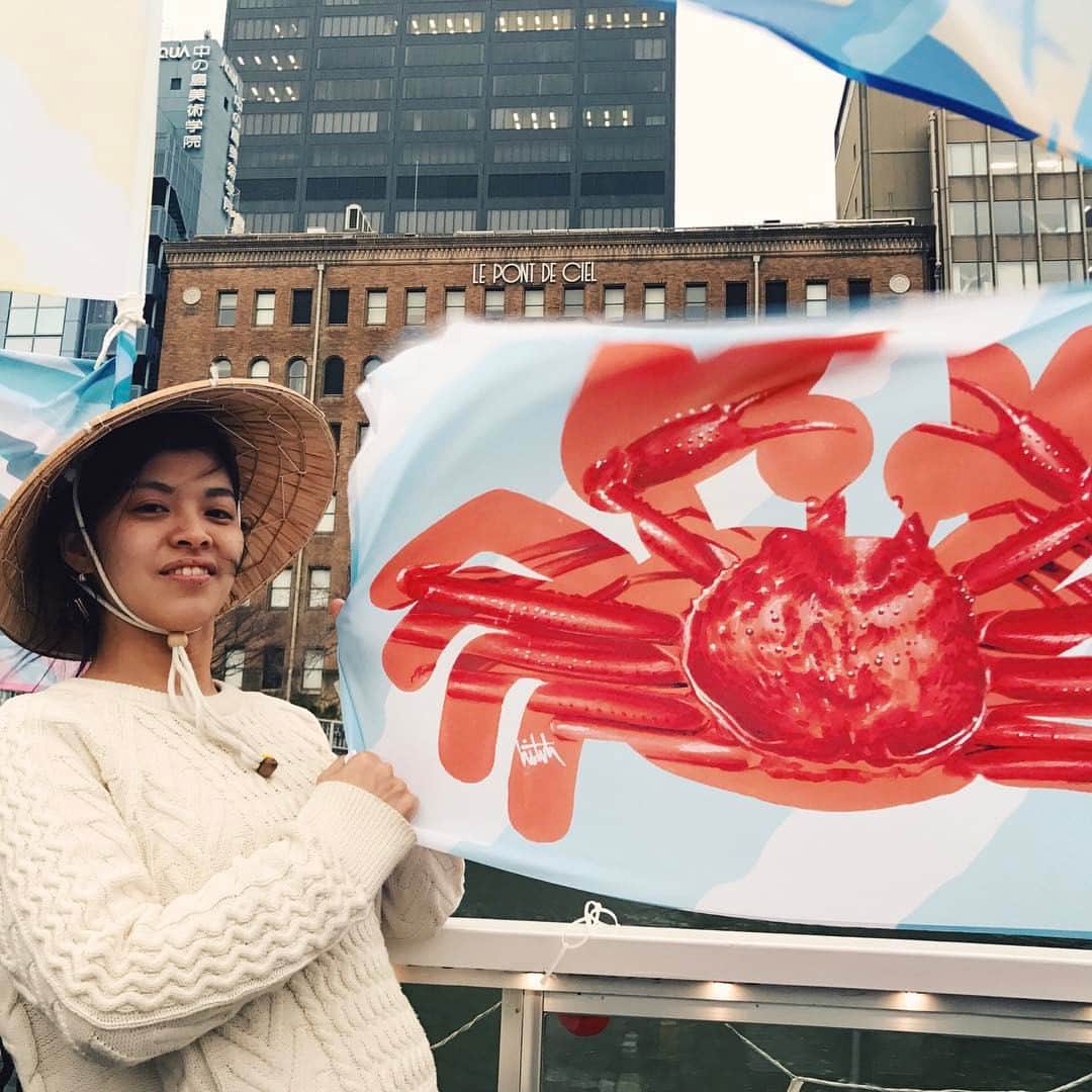 naoko tawaraさんのインスタグラム写真 - (naoko tawaraInstagram)「蟹とみどりちゃん #uwn #廣田碧 #midorihirota #クルージング #osaka #大漁旗 #event #design #art #flag #illustrator」3月21日 14時20分 - noknok705