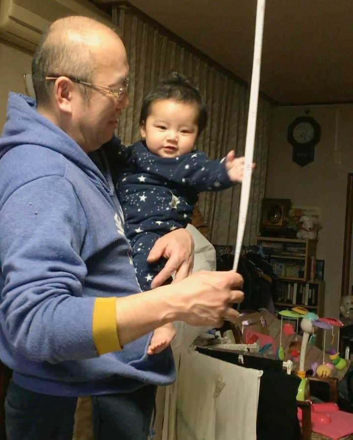 橋田昌実のインスタグラム：「生後224日目 . . なぜかメジャーで爆笑する彼👶🏻👏🏻 最初のほう笑い過ぎて声になってない😇w ぜひ音ありで見ていただきたい🤗❤️ .  #次の日には笑わなくなりました #クスりともせん #飽きるのはっやー #飽き性は母似 #邪魔すぎてユニクロベビーの足付きロンパースのつま先の部分切ったった #いつもつま先のところに足入ってないねん #直しても直しても足入ってないねん #🙃 #ああ快適快適 #にしてもかわいい #産まれて初めての爆笑 #伸ばす手の愛おしさ #ユニクロベビー #男の子 #ママ #おじいちゃん #ママリムービー #ママリ #コドモノ #コドモノムービー #ママノコ #ママノコムービー #ベビフル #ベビフルムービー #メジャー #おもちゃ #親バカ #爆笑」